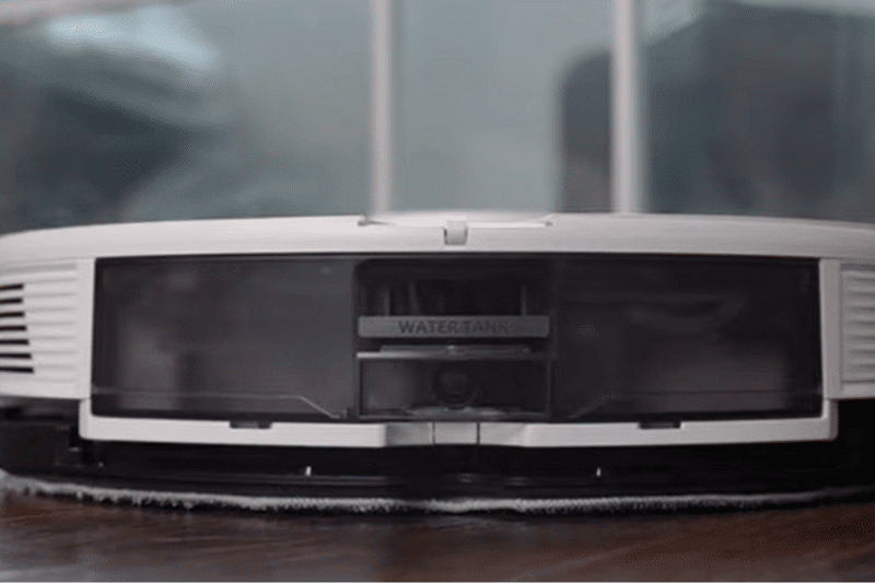 Der Roborock G10 ist von hinten zu sehen, wobei die Wischplatte komplett auf dem Boden aufliegt